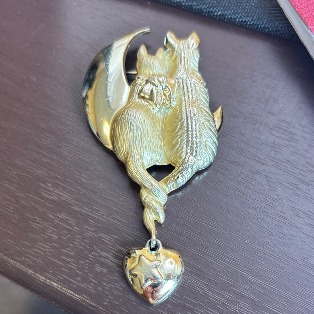 Gold-tone Cats in Love Sitting on Moon with Dangling Charm Heart ❤️ cats in Love